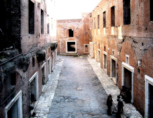 Инсула, или многоквартирный дом в древнем Риме, предназначенный для сдачи в аренду. Обычно нижние этажи в таком жилье отдавались под лавки, а верхние — под жилье. При этом состоятельные арендаторы снимали в наем индивидуальные дома.