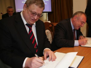 Экс-губернатор Дона Владимир Чуб и глава Фонда ЖКХКонстантин Цицин подписывают соглашение — ремонтировать дома и реформировать отрасль. 