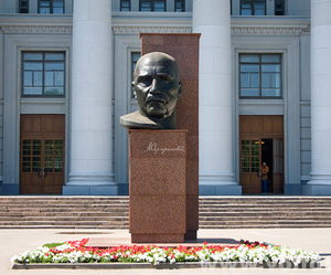 Памятник Серафимовичу в Волгограде.