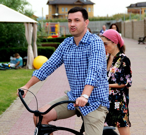 Генеральный директор АДДК Константин Швалев ездит по набережной «Ривьеры» на самом экологичном транспорте.