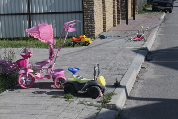 Дети и взрослые «Солнечного» оставляют свои вещи и игрушки прямо на улице. Здесь не воруют.