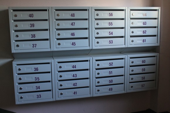 С новой управляющей компанией в подъездах появились и новые почтовые ящики.