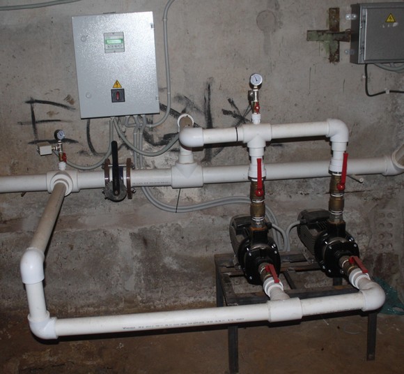 Чтобы обеспечить водоснабжением верхние этажи Таганрогской, 118, в подвале потребовалось установить насос компании «Грундфос» и другое оборудование, чем прежняя управляющая компания не занималась.