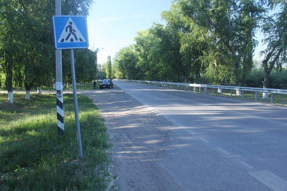 По левую сторону этой дороги, ведущей на трассу «М-4», лежит пригород «Янтарный», по правую —  коттеджный поселок «Мечта». 