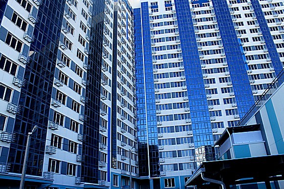ЖК «Гвардейский»: панорамное остекление лоджий, энергосберегающие окна и вентилируемый фасад. 