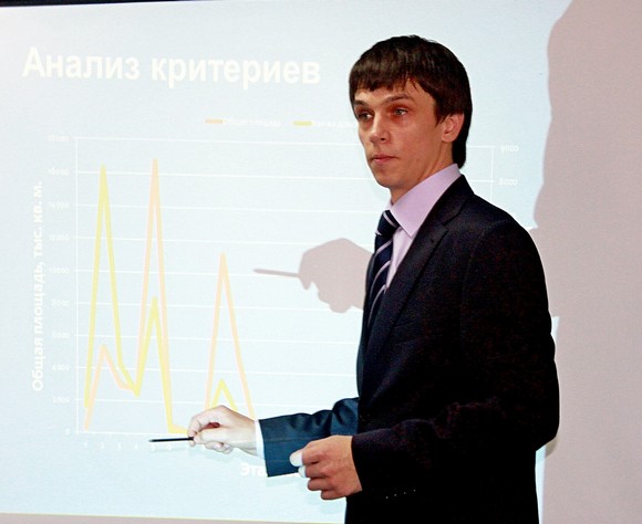 Представитель министерства ЖКХ Ростовской области демонстрирует критерии, по которым  19533 многоквартирных дома будут поставлены в 35-летнюю очередь за капремонтом.