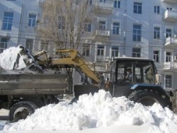 Ростовский водоканал чистит снег.