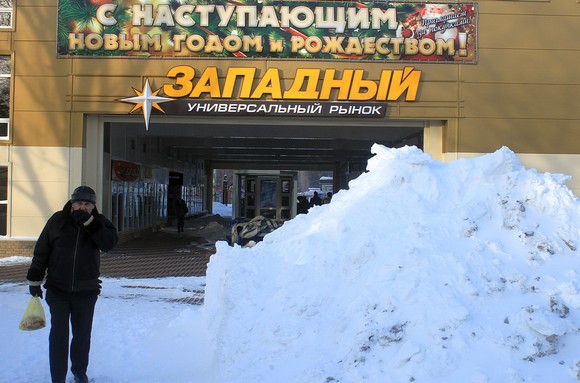 Выпавший в конце января возле Западного рынка снег очень гармонично сочетается с новогодним поздравлением жителей Ростова. Жаль, что он на месяц опоздал: накануне новогодних праздников здесь стояла унылая слякоть.