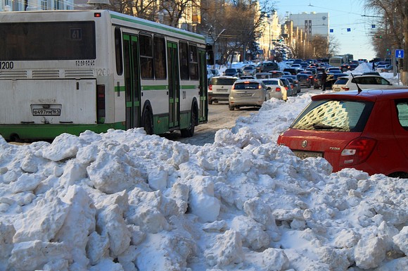 2 февраля 2014 г.: снег по-прежнему не убран даже на главной транспортной магистрали Ростова — пр. Буденновском.