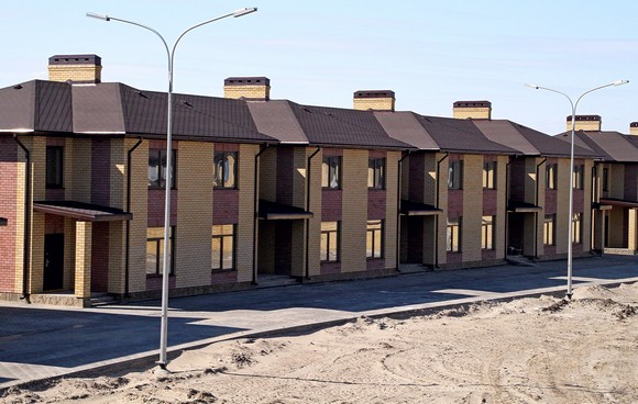 Многоквартирные дома на Азовской напоминают индивидуальное жилье. 