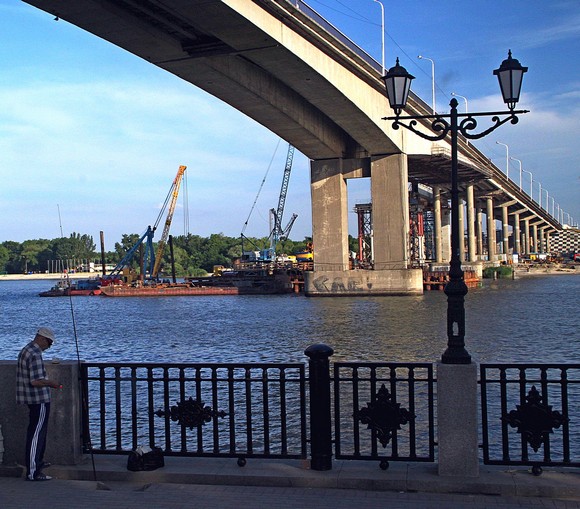 Символы старой ростовской набережной: демонтируемый Ворошиловский мост и рыбак с удочкой.