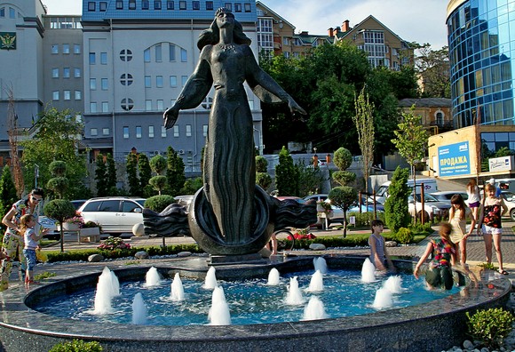 В ходе реконструкции набережной знаменитая «Ростовчанка» стала новым фонтаном. По словам автора скульптуры Анатолия Скнарина, сам памятник реконструирован прекрасно, он стал намного лучше смотреться.