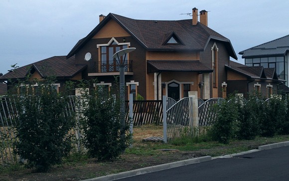 В «Старочеркасской Ривьере» не встретишь классического жилья для «новых русских», но есть здесь весьма дорогие дома, выполненные со вкусом.