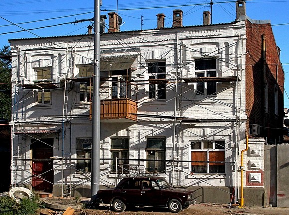 Здание на Московской-Братском. Арцыбашев считает, что показать зарубежным гостям дом  такой фасад не стыдно?
