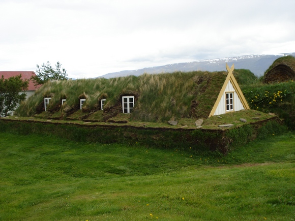 Некоторые любители старины в Исландии строят дома, как у викингов, но с современными удобствами