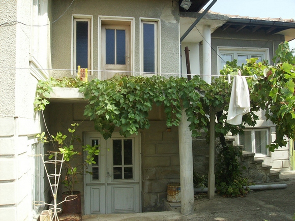 Болгарский дом с верандой.