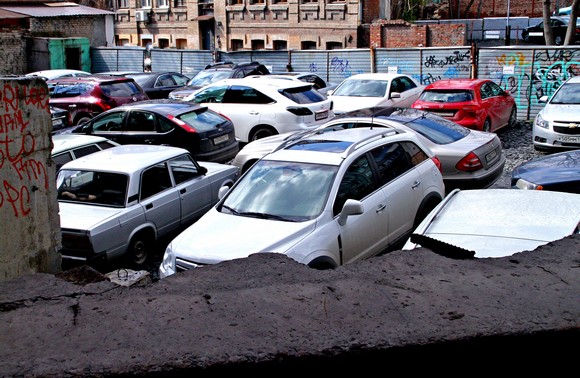 Ростовчане незаконно паркуют авто на заброшенной стройке под кабинетом сити-менеджера.