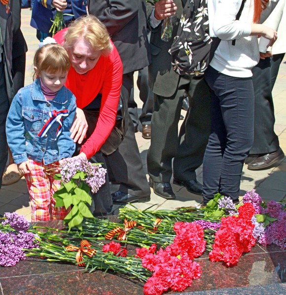 Возложение цветов к монументу Победы.