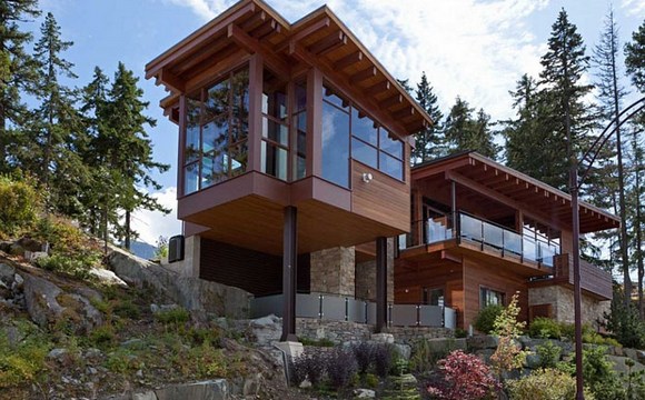 Канадский дом в горах типа шале.