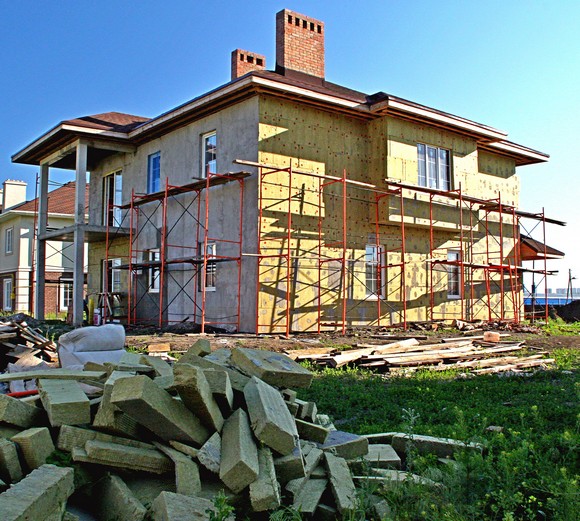 Кирпичные дома в поселке будут иметь такой же архитектурный облик, как и канадские. Жилье отделывают утеплителем, а затем облицовывают клинкерной плиткой. 