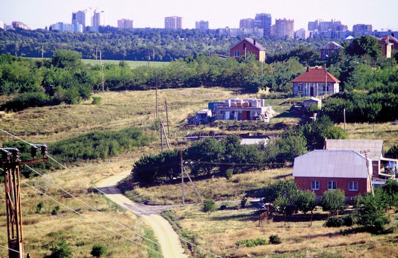 Географически коттеджный поселок «Ореховая роща» является новым малоэтажным районом Ростова: отсюда видны высотки Северного жилого массива.