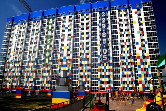 Строительная компания «10 ГПЗ» принесла в Ростов петербургскую моду, позаимствовав вариант мозаичной расцветки финского фасада. В прежние времена фасады ее домов (например, жилого комплекса «Гвардейский-1») выглядели поскучнее.