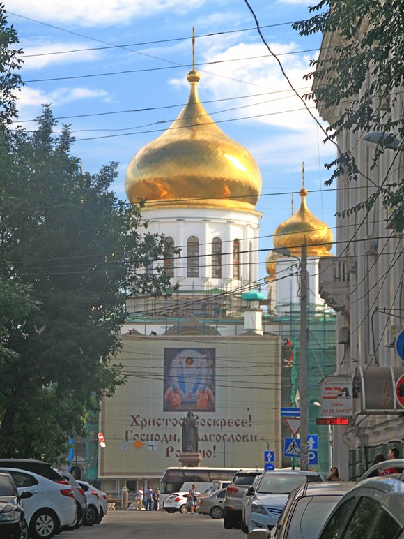 Аналогичная ситуация и у тех, кто спускается с Садовой на Московскую: упираешься во все тот же собор, но в противоположную часть его фасада.