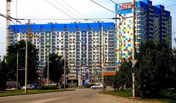 Самым последним из готовых жилых комплексов ООО СК 10 ГПЗ стал «Военвед-Сити». Его застройщик принес в Ростов петербургский архитектурный тренд – мозаичную раскраску фасада.