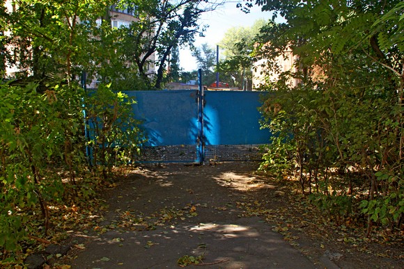 Ворота стройплощадки теперь видны из окон жилого дома.
