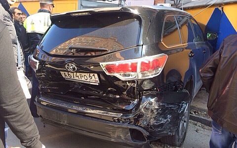 Автомобиль чиновника правительства Ростовской области после аварии.