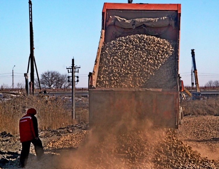 По сообщению пресс-службы ФКУ Упрдор «Азов» на объекте отсыпано 20 из 27 тыс. кубометров песка.