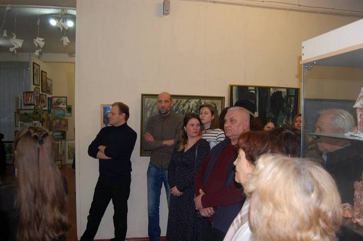 Посетители выставки в Таганроге.