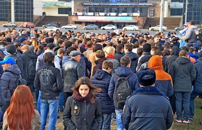 Перед началом митинга в Ростове.