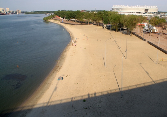 Общий вид на пляж с Ворошиловского моста. Вернее сказать, на то, что от него осталось. 